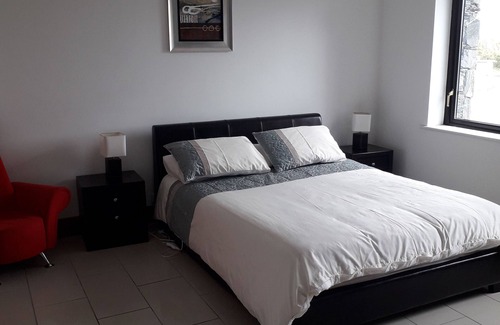 Claddaghduff Cottage | Stunning House 5 min walk from Omey strand - sleeps 8 guests in 4 bedrooms