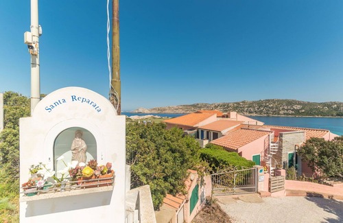 Capo Testa House | Stunning villa for 4 guests with TV, terrace and parking