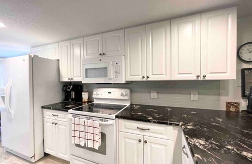White Marsh Apartment | Stunning King APT/Pool/Tennis/Golf/Beach/Trails