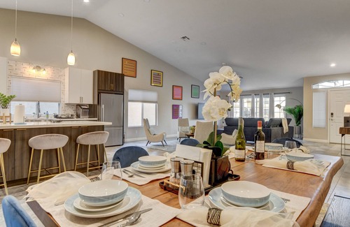 Spring Valley House | Stunning King bed home w/pool 10 min to Red Rock