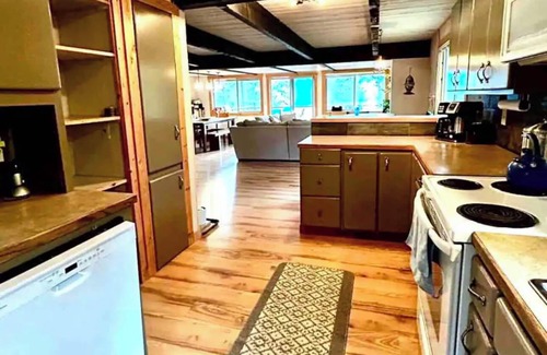 Roslyn Ridge Cabin | Stunning Lake & mountain views await you from this spacious cabin!