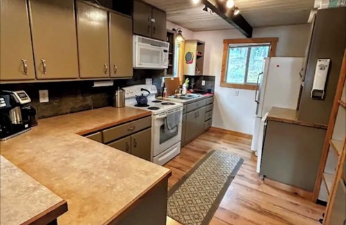 Roslyn Ridge Cabin | Stunning Lake & mountain views await you from this spacious cabin!
