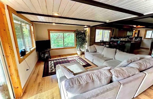 Roslyn Ridge Cabin | Stunning Lake & mountain views await you from this spacious cabin!