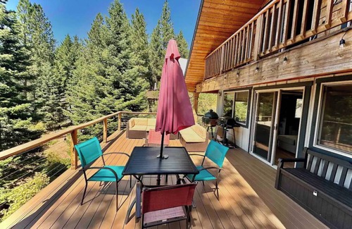 Roslyn Ridge Cabin | Stunning Lake & mountain views await you from this spacious cabin!