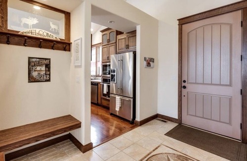 Lincoln House | Stunning Lake Roosevelt views and accommodations from our Lincoln residence