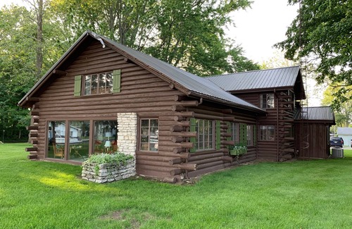 Enchanted Hills House | Stunning lakefront log cabin on a private acre