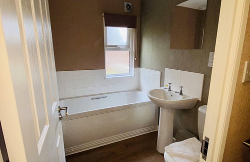 St Minver Resort | Stunning lodge in an idyllic location, sleeps 6, parking + dogs