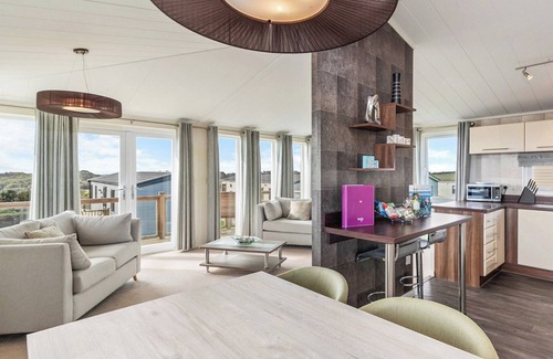 Wiseman's Bridge Ski Chalet | Stunning lodge with one double with en suite walk in shower and one twin.