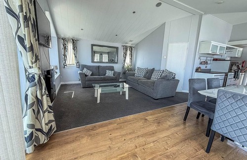 Hopton Cabin | Stunning lodge with decking and WiFi at Broadland Sands Park ref 20281BS