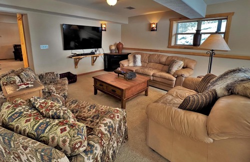 Purgatory House | Stunning Lodge with Mountain Views, Hot Tub, Pool Table, Ping Pong, Pet Friendly