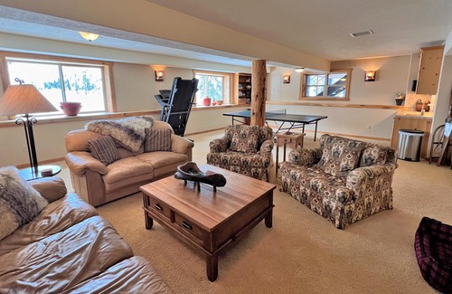 Purgatory House | Stunning Lodge with Mountain Views, Hot Tub, Pool Table, Ping Pong, Pet Friendly