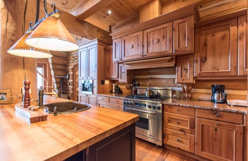 McDougall House | Stunning Log Cabin on 123 Acres