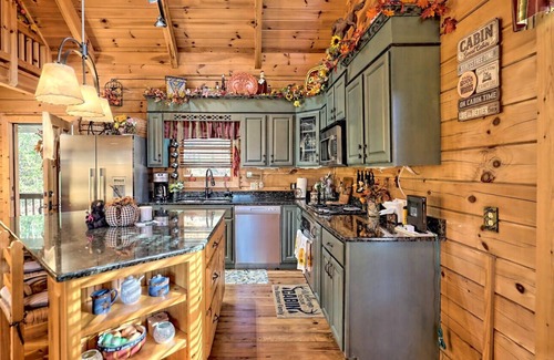 Rabun Gap Cabin | Stunning Log Cabin with Scenic Mountain Views 🌄