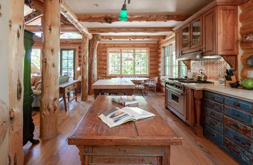 Truckee House | STUNNING LOG HOUSE & A COOK'S PARADISE!