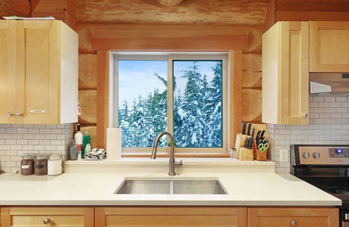 Courtenay Ski Chalet | Stunning Log Mount Washington Chalet with Breathtaking Views of Strathcona Park