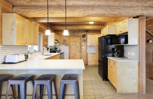 Courtenay Ski Chalet | Stunning Log Mount Washington Chalet with Breathtaking Views of Strathcona Park