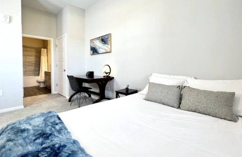 Park Hills Apartment | Stunning Lux Apt design w/pool & Cincinnati view