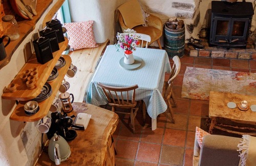 Oughterard Apartment | Stunning Luxury Thatched cottage not far from Galway City & Connemara - Hot Tub & Sauna