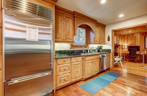 Y Area House | Stunning luxury getaway w/hot tub, fire pit, huge backyard & walk to food/bars