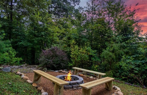 Sevierville Cabin | Stunning Mnt View Cabin: Hot Tub & Hiking Trails