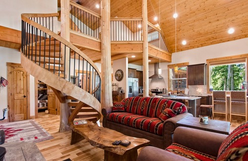 Sandpoint Cabin | Stunning mountain cabin with lake view, firepit, grill, patio & washer/dryer