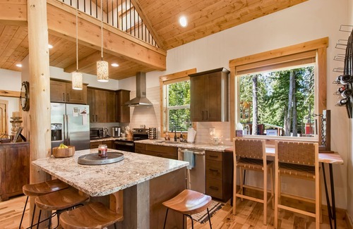 Sandpoint Cabin | Stunning mountain cabin with lake view, firepit, grill, patio & washer/dryer