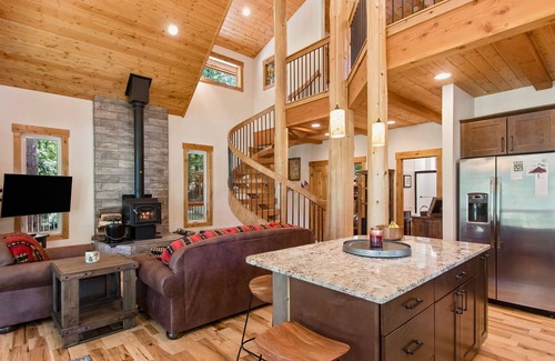Sandpoint Cabin | Stunning mountain cabin with lake view, firepit, grill, patio & washer/dryer