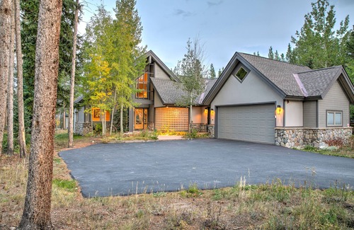 Christie Heights House | Stunning Mountain Retreat Between Slopes And Town