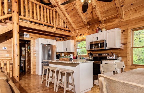 Gatlinburg - Pigeon Forge Cabin | Stunning Mountain Views. Minutes to Nat’l Park. Dog Friendly! Sleeps up to 8.