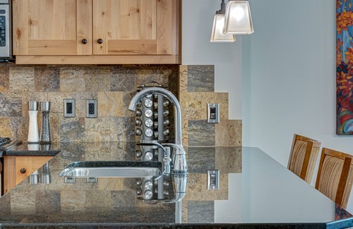 Canmore Condo | Stunning Mountain views in Rundle Cliffs Lodge