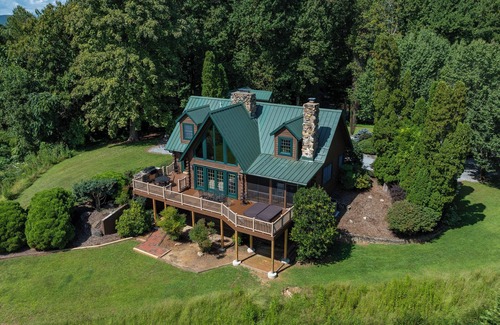 Saluda House | Stunning Mountain Views on 8 Acres with Hot Tub, sleeps 10