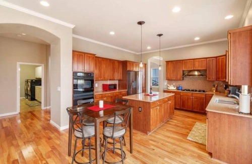 Sparks Villa | Stunning Mtn. View Chateau 6 Bed/4 Bath Hot Tub BBQ near Red Hawk Golf and TAHOE
