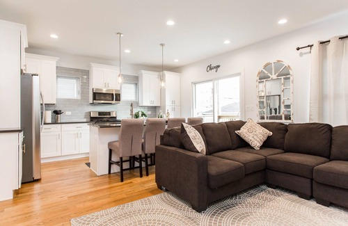 Albany Park House | Stunning New 6 Bedroom Home w/Parking in Chicago (Superhosts)