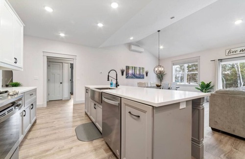 Hermantown House | Stunning New Build: Sleeps 10!