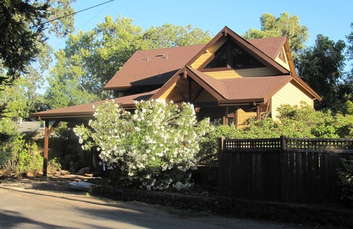 Glen Ellen House | Stunning new home on creek, with spa pool, 5min walk to wineries & restaurants