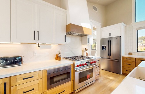 Sea Ranch House | Stunning Ocean View Retreat with Private Hot Tub & Bbq - Shared Pools & Tennis
