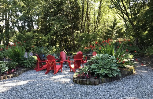 Tofino House | Stunning oceanfront oasis with majestic mountain and lush forest views.