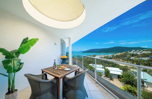Airlie Beach Apartment | Stunning One Bedroom Apartment With Ocean Views