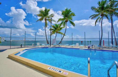 Cudjoe Key RV Rental | Stunning Open Water RV Lot with 38' Seawall and Great Amenities in Gated Community
