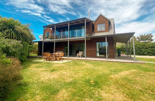 Lake Hawea House | Stunning panoramic Lake Views 5 Bedrooms - 15m to Wanaka