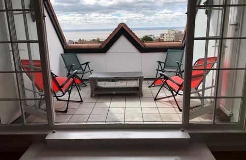 Leigh-on-Sea Apartment | Stunning Penthouse with Sea Views - Close to the Beach, Sea & Bars ,Restaurants & Shops
