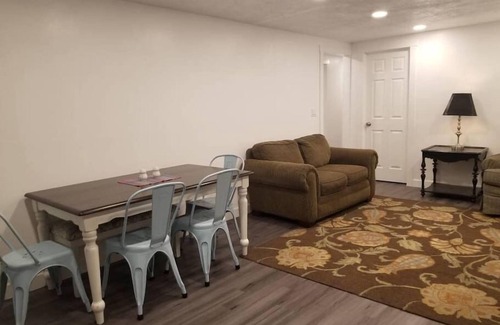 Layton House | Stunning PetFriendly 2bd/1bath Retreat & Waffles!