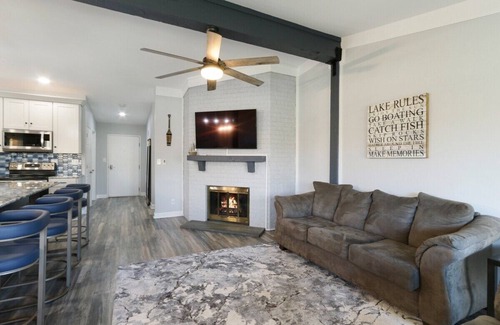 Fontana-on-Geneva Lake Condo | Stunning Pool View Condo at Abbey Villa |Gas Fireplace |Deck |Walk to Beach & Restaurants