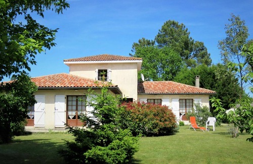 Gaillan-en-Medoc House | Stunning private villa for 6 guests with WIFI, private pool, TV, terrace and parking