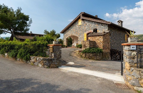 Cisano sul Neva Villa | Stunning private villa for 6 people with WIFI, A/C, TV, patio, pets allowed and parking