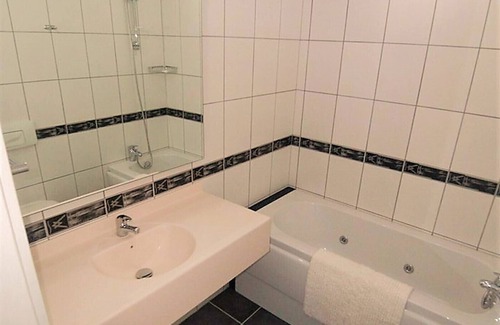 Side House | Stunning private 2 bed home in great location and gated community