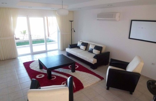 Side House | Stunning private 2 bed home in great location and gated community