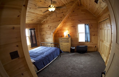 Loraine Cabin | Stunning Private Cabin Getaway with Gorgeous Fireplace near Quincy, Illinois