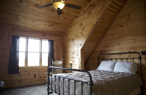 Loraine Cabin | Stunning Private Cabin Getaway with Gorgeous Fireplace near Quincy, Illinois