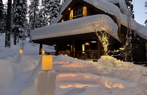 Homewood House | Stunning Private Compound with Hot Tub, Lake Access, Flat Lawn, Ski in/out
